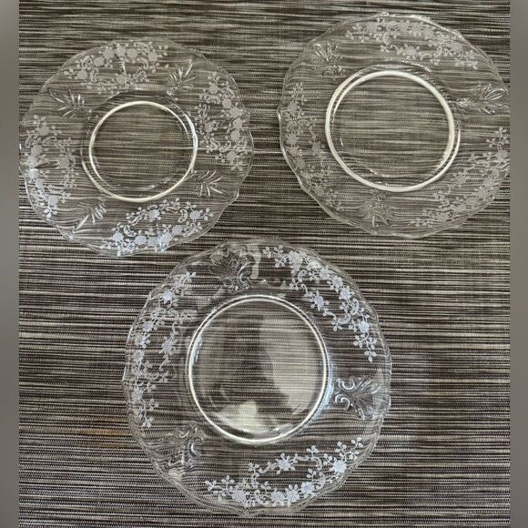 Elegant Clear Glass Dinner Plates - Picture 2 of 7